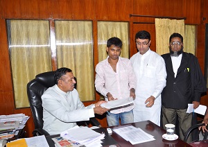 Akram along with Amjed Ullah Khan submitting petition at APHRC