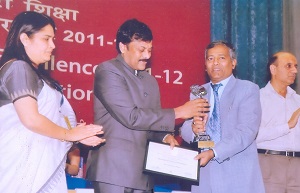 Prof. S. Iqbal Ali receiving the award from Dr. KK Chiranjivi at New Delhi